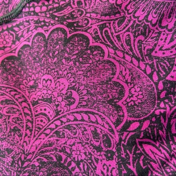 Lululemon Outrun 17" Crop Antique Paisley Deep Fuschia Black / Black size 8 - Picture 14 of 14